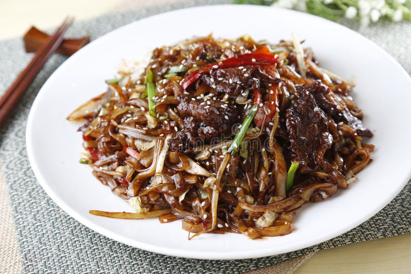 Traditionele Chinese plaat van gemengde vermicelli met rundvlees op t royalty-vrije stock fotografie Traditionele Chinese plaat van gemengde vermicelli met rundvlees op t royalty-vrije stock fotografie