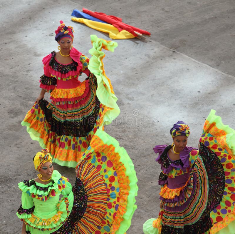 Traditionele dansers in Cartagena, Colombia royalty-vrije stock afbeeldingen Traditionele dansers in Cartagena, Colombia royalty-vrije stock afbeeldingen