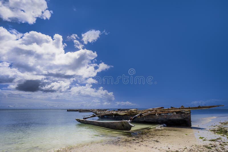 Traditionele die vissersboten op de kust van de Indische Oceaan worden gevonden (Nungwi, Zanzibar, Tanzania) stock foto's Traditionele die vissersboten op de kust van de Indische Oceaan worden gevonden (Nungwi, Zanzibar, Tanzania) stock foto's