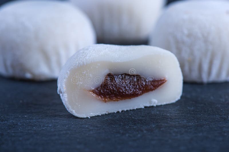 Traditionele eigengemaakte rijst zoete, Japanse mochi royalty-vrije stock afbeeldingen Traditionele eigengemaakte rijst zoete, Japanse mochi royalty-vrije stock afbeeldingen