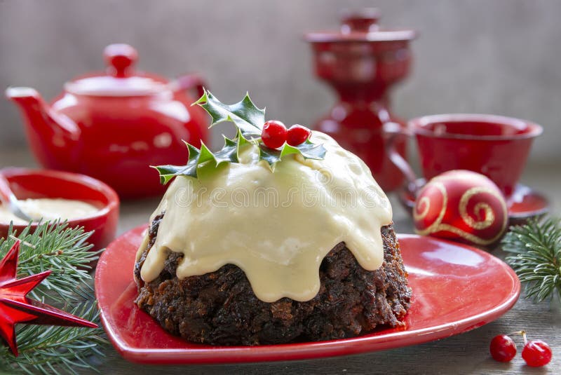 Traditionele Engelse zelfgemaakte gestoomde kerstplumcake stock fotografie