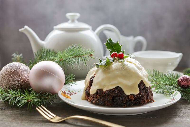 Traditionele Engelse zelfgemaakte gestoomde kerstplumpudding stock foto's
