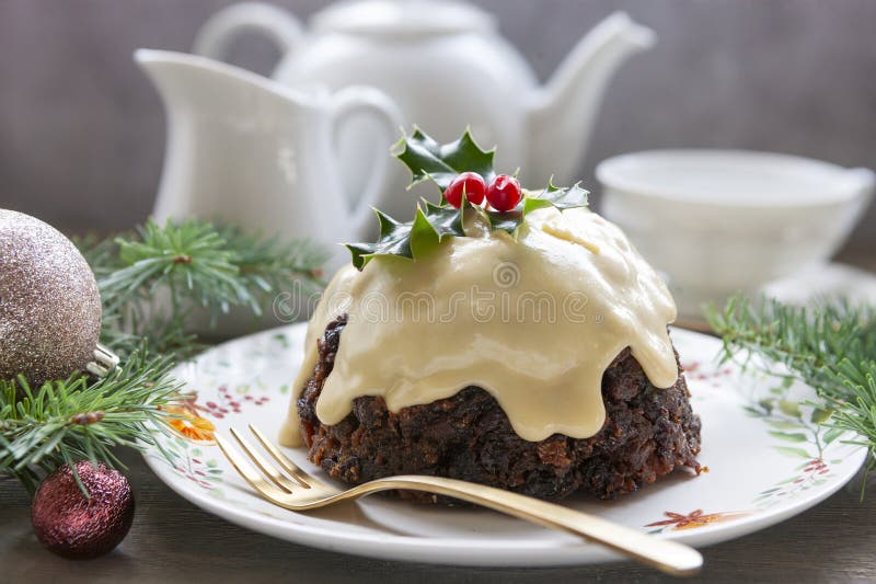Traditionele Engelse zelfgemaakte gestoomde kerstplumpudding stock afbeelding