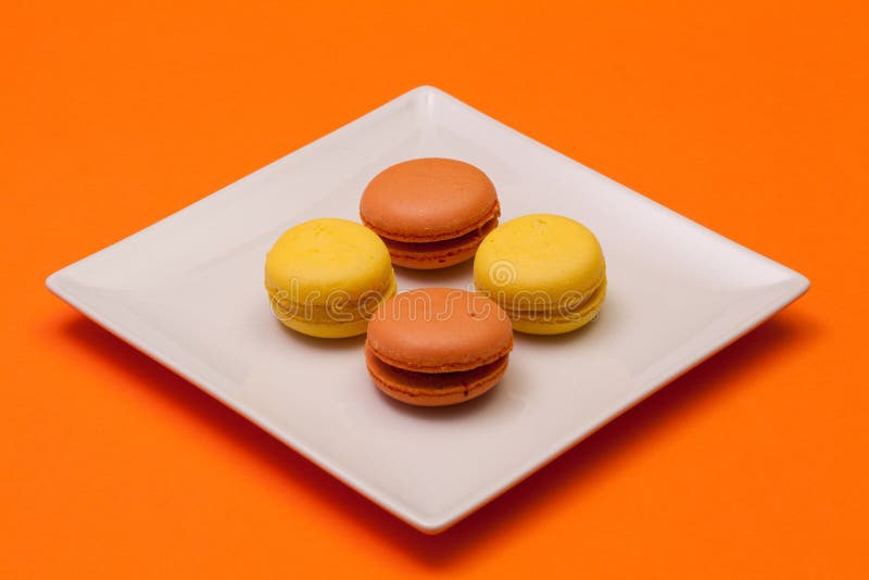 Traditionele Franse kleurrijke macarons op de plaat royalty-vrije stock afbeelding Traditionele Franse kleurrijke macarons op de plaat royalty-vrije stock afbeelding