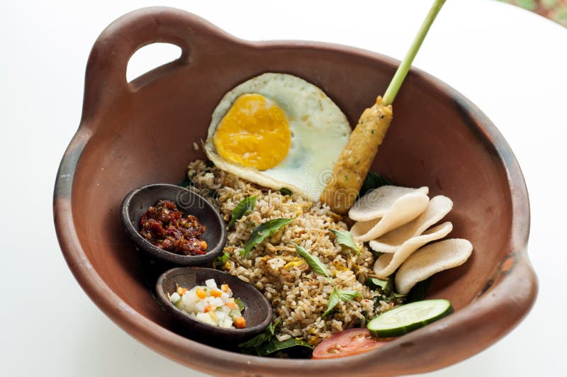 Traditionele gebraden rijst met satay koele saus, tomaat en groenten in het zuur royalty-vrije stock fotografie Traditionele gebraden rijst met satay koele saus, tomaat en groenten in het zuur royalty-vrije stock fotografie