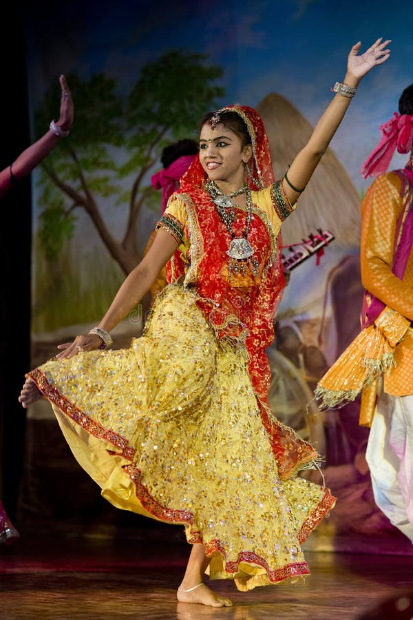 Traditionele geklede Danser in Khajuraho stock afbeeldingen Traditionele geklede Danser in Khajuraho stock afbeeldingen