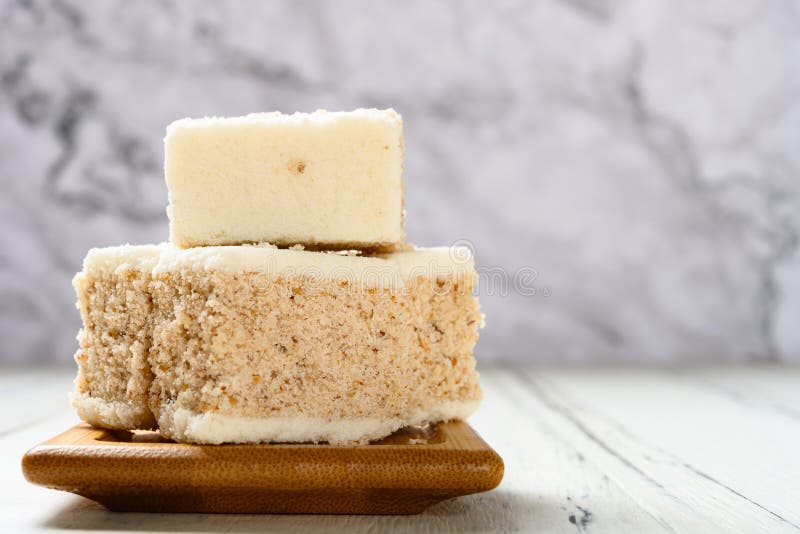 Traditionele geurige osmanthuscake op een witte lijst stock afbeeldingen Traditionele geurige osmanthuscake op een witte lijst stock afbeeldingen
