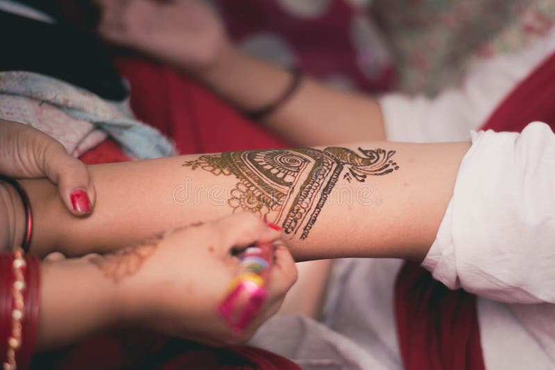 Traditionele Henna Art Work op de Hand van het Indische Meisje royalty-vrije stock foto Traditionele Henna Art Work op de Hand van het Indische Meisje royalty-vrije stock foto