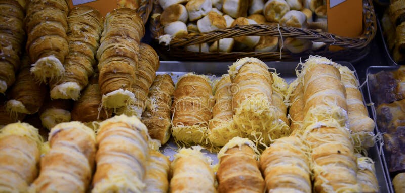 Traditionele het voedselverkoper van het snack zoete dessert in Grote Markt Hall Budapest, Hongarije royalty-vrije stock foto's Traditionele het voedselverkoper van het snack zoete dessert in Grote Markt Hall Budapest, Hongarije royalty-vrije stock foto's