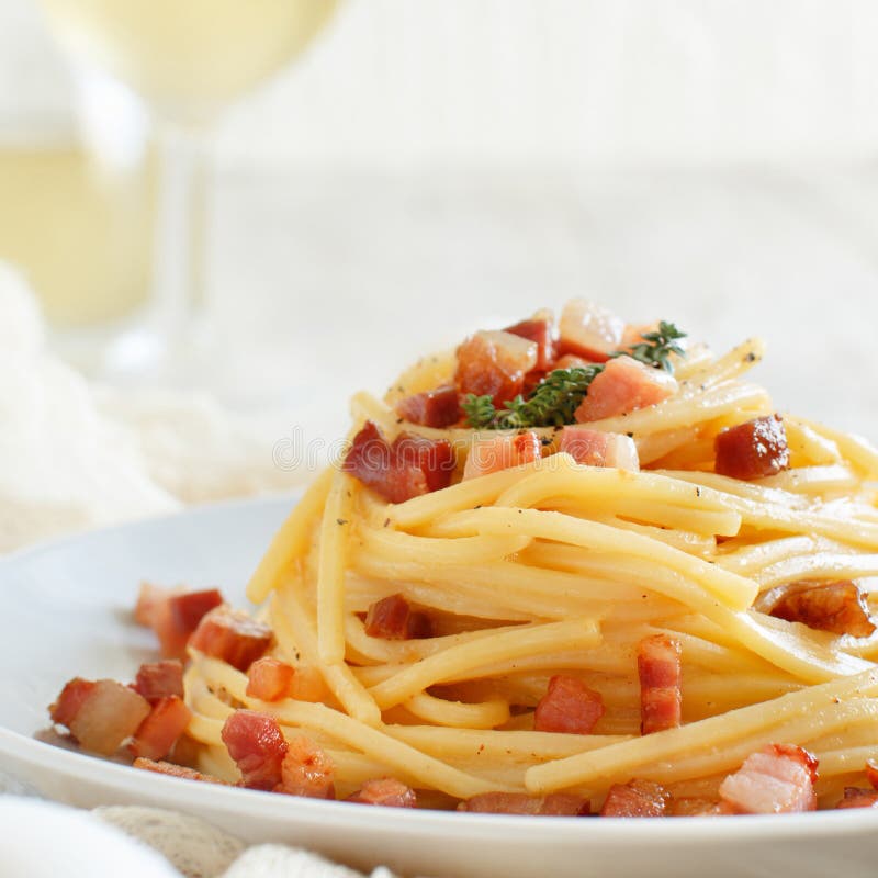 Traditionele Italiaanse carbonara van de schotelspaghetti royalty-vrije stock foto Traditionele Italiaanse carbonara van de schotelspaghetti royalty-vrije stock foto