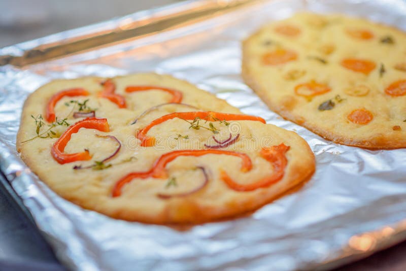 Traditionele Italiaanse Focaccia met tomaten, paprika en rozemarijn - eigengemaakte vlakke broodfocaccia royalty-vrije stock afbeeldingen Traditionele Italiaanse Focaccia met tomaten, paprika en rozemarijn - eigengemaakte vlakke broodfocaccia royalty-vrije stock afbeeldingen