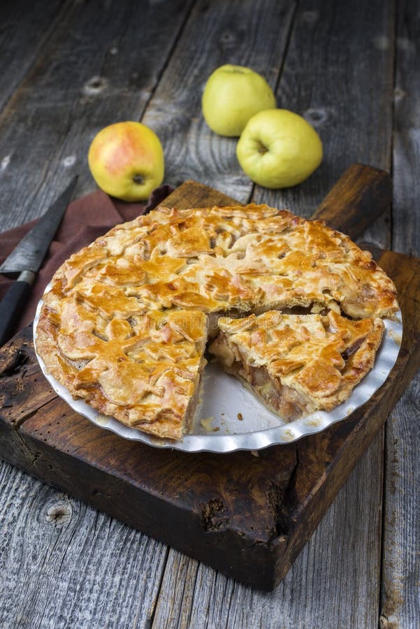 Baffle Aap Verbaasd Traditionele Jalousie-taart Voor Appelen Op Een Modern Plaatje En Op Een  Drager Met Decoratie Op Een Zwarte Plaat Stock Foto - Image of keuken,  karamel: 192627198