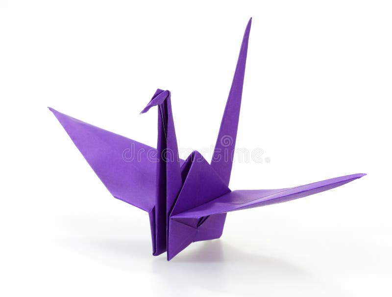 Traditionele Japanse die origamikraan van purper document wordt gemaakt stock afbeeldingen Traditionele Japanse die origamikraan van purper document wordt gemaakt stock afbeeldingen