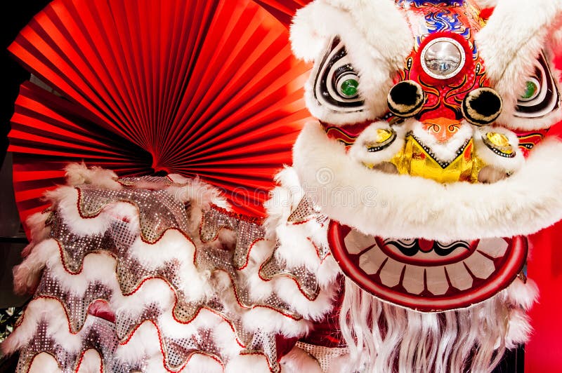 Traditionele kleurrijke Chinese nieuwe jaarleeuw met rode ventilator royalty-vrije stock afbeelding Traditionele kleurrijke Chinese nieuwe jaarleeuw met rode ventilator royalty-vrije stock afbeelding