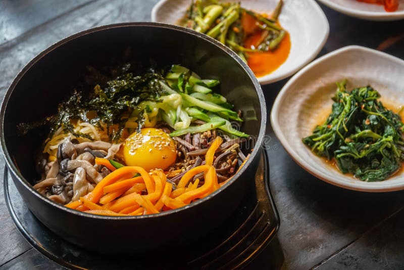 Traditionele Koreaanse die Schotel Bibimbap samen met Kleine Bijgerechten Clled Banchan wordt gediend Aziatische Authentieke Keuk