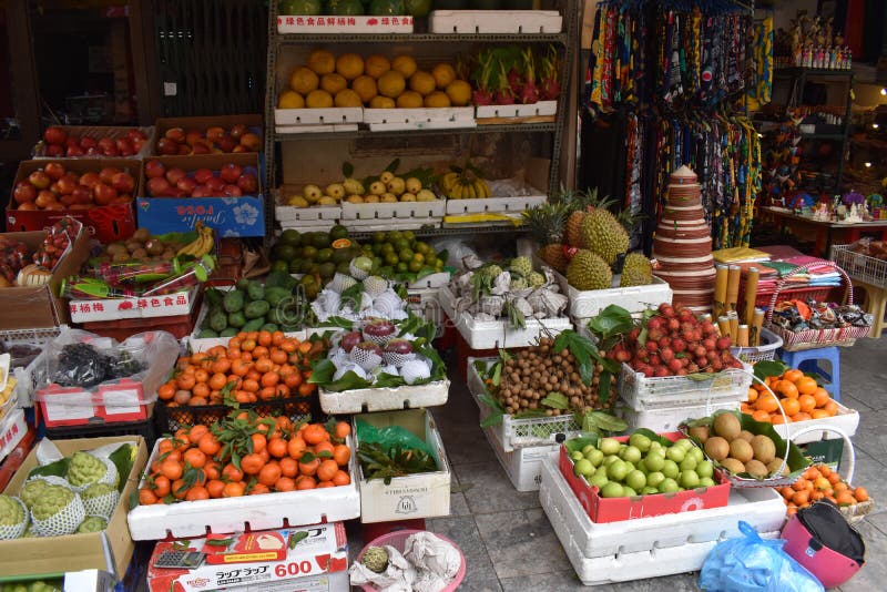 Traditionele lokale voedselmarkt op een straat in Hanoi, Vietnam, Azië royalty-vrije stock afbeeldingen Traditionele lokale voedselmarkt op een straat in Hanoi, Vietnam, Azië royalty-vrije stock afbeeldingen