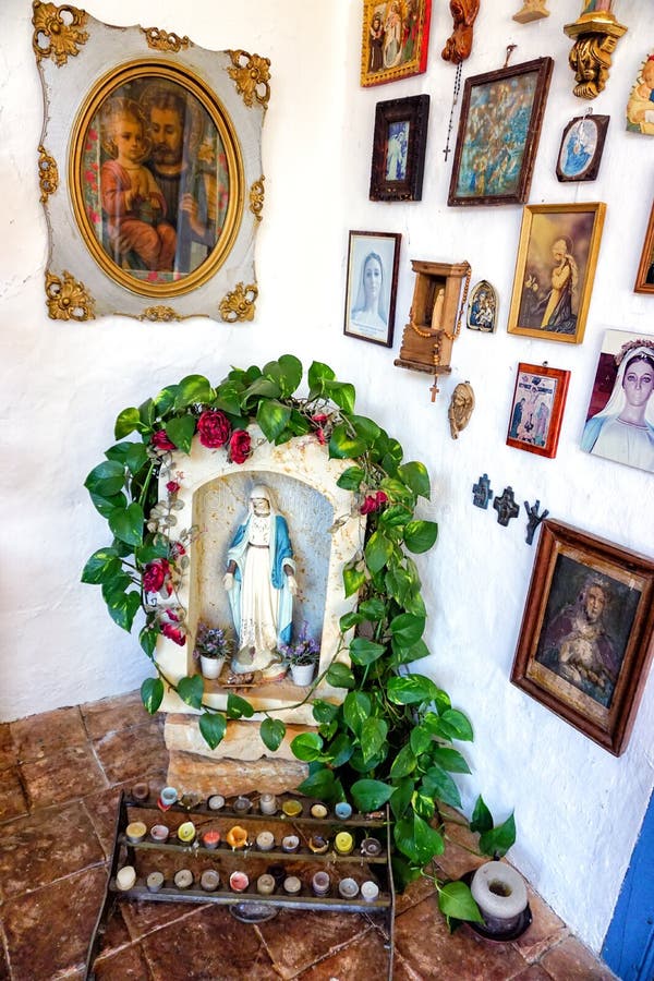 Traditionele Maagdelijke Mary Altar in Huis in Barichara, Colombia royalty-vrije stock foto's Traditionele Maagdelijke Mary Altar in Huis in Barichara, Colombia royalty-vrije stock foto's
