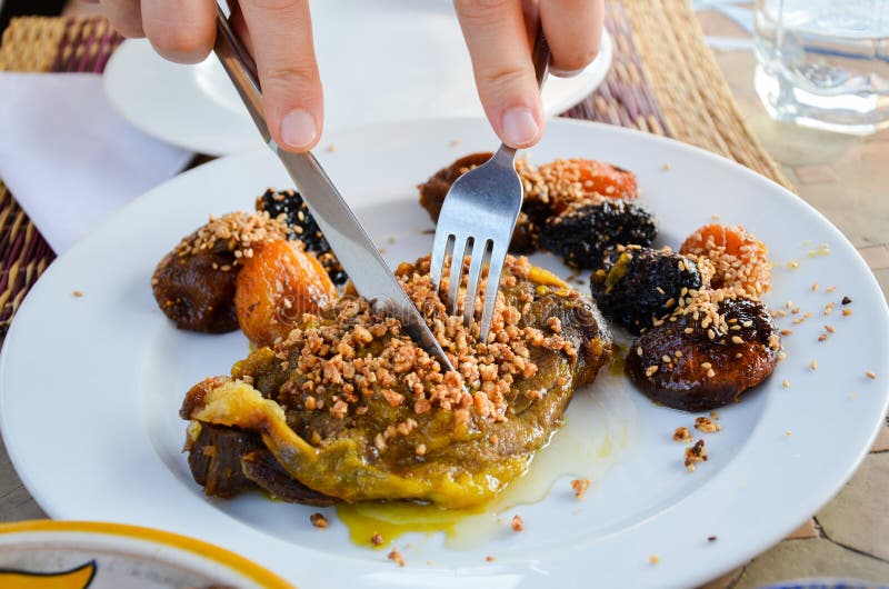 Traditionele Marokkaanse tagine van het schotellam met droge vruchten: fig., abrikozen, gedroogde pruimen, amandelen en sesamzade stock foto Traditionele Marokkaanse tagine van het schotellam met droge vruchten: fig., abrikozen, gedroogde pruimen, amandelen en sesamzade stock foto
