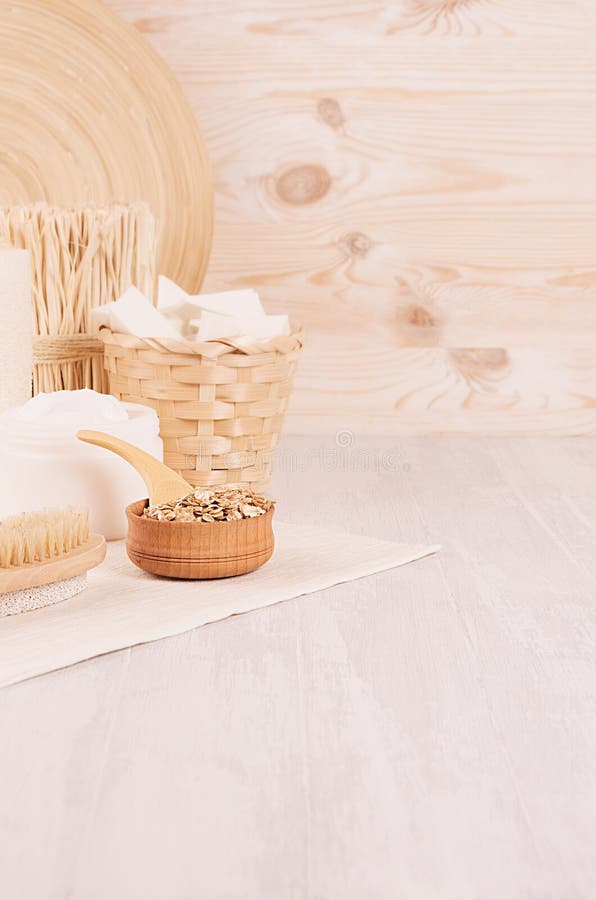 Traditionele natuurlijke rustic spa witte schoonheidsmiddelenproducten en beige bamboedecor op lichte houten binnenlandse achterg royalty-vrije stock fotografie Traditionele natuurlijke rustic spa witte schoonheidsmiddelenproducten en beige bamboedecor op lichte houten binnenlandse achterg royalty-vrije stock fotografie