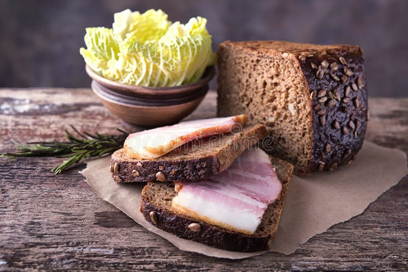 Traditionele Oekraïense die sandwiches van bruine roggebrood en smo worden gemaakt stock afbeelding Traditionele Oekraïense die sandwiches van bruine roggebrood en smo worden gemaakt stock afbeelding