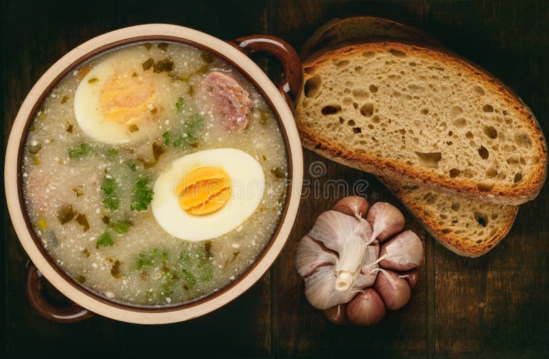 Traditionele poetsmiddel witte borscht - zurek, zure soep met witte worsten en eieren stock fotografie Traditionele poetsmiddel witte borscht - zurek, zure soep met witte worsten en eieren stock fotografie