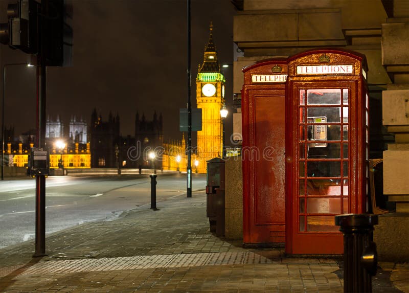 Traditionele rode telefooncel in Londen met Big Ben in de bedelaars royalty-vrije stock afbeeldingen Traditionele rode telefooncel in Londen met Big Ben in de bedelaars royalty-vrije stock afbeeldingen