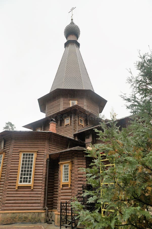 Traditionele Russische houten orthodoxe kerk in Gatchina, Rusland royalty-vrije stock afbeelding Traditionele Russische houten orthodoxe kerk in Gatchina, Rusland royalty-vrije stock afbeelding