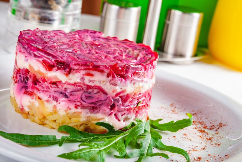 Traditionele Russische keuken Saladeharingen onder bontjas op witte plaat royalty-vrije stock afbeelding Traditionele Russische keuken Saladeharingen onder bontjas op witte plaat royalty-vrije stock afbeelding