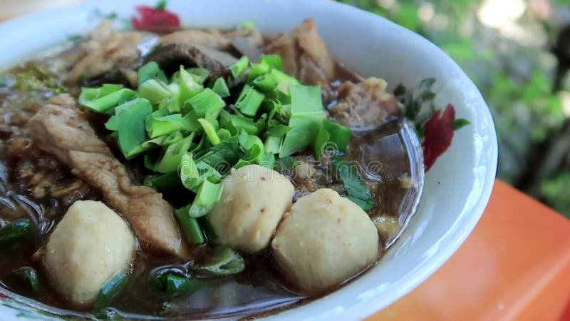 Traditionele thaise noedels in zwarte soep - kom