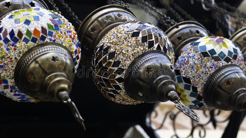 Traditionele Turkse lantaarns Glas, kleurrijke, traditionele, decoratieve Turkse lampen hangen aan het plafond in de winkel royalty-vrije stock afbeelding Traditionele Turkse lantaarns Glas, kleurrijke, traditionele, decoratieve Turkse lampen hangen aan het plafond in de winkel royalty-vrije stock afbeelding