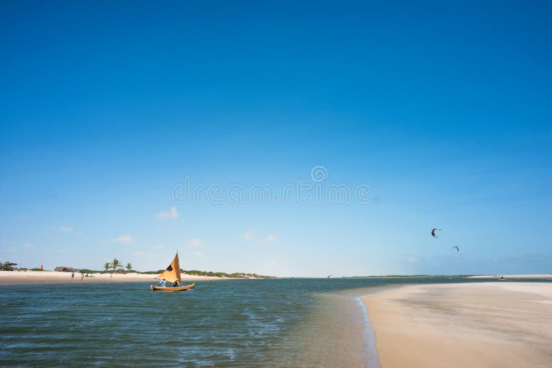 Traditionele vissersboot, het Nationale Park van Lencois Maranhenses, Brazilië royalty-vrije stock foto's Traditionele vissersboot, het Nationale Park van Lencois Maranhenses, Brazilië royalty-vrije stock foto's