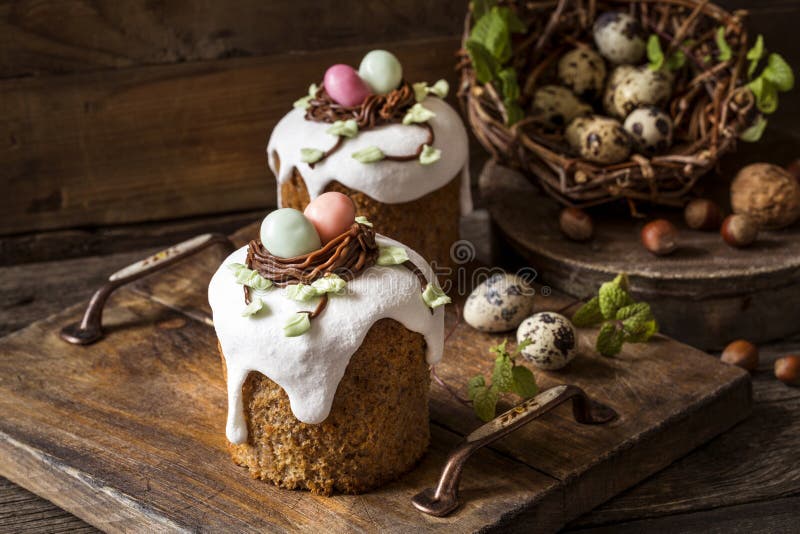 Traditionele zoete Pasen-cakes met suikerglazuur royalty-vrije stock afbeeldingen Traditionele zoete Pasen-cakes met suikerglazuur royalty-vrije stock afbeeldingen