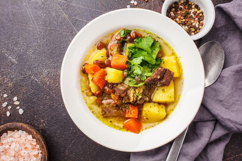 Traditionell eintopfsoppa med kött, bönor och grönsaker i en vit platta arkivfoton Traditionell eintopfsoppa med kött, bönor och grönsaker i en vit platta arkivfoton