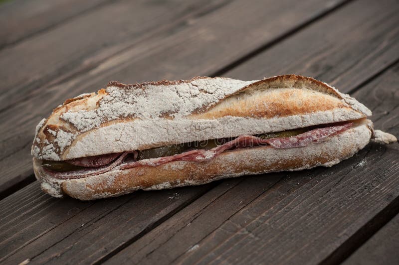 traditionell fransk smörgås med grisköttkorven på att uppvakta arkivfoton traditionell fransk smörgås med grisköttkorven på att uppvakta arkivfoton