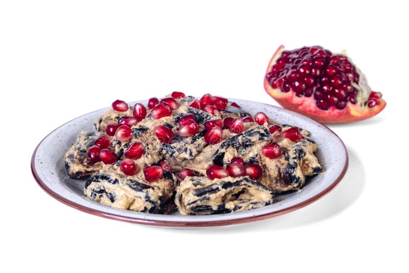 Traditionell georgisk äggplantskål med valnöt och granatäpple på plattan royaltyfria foton