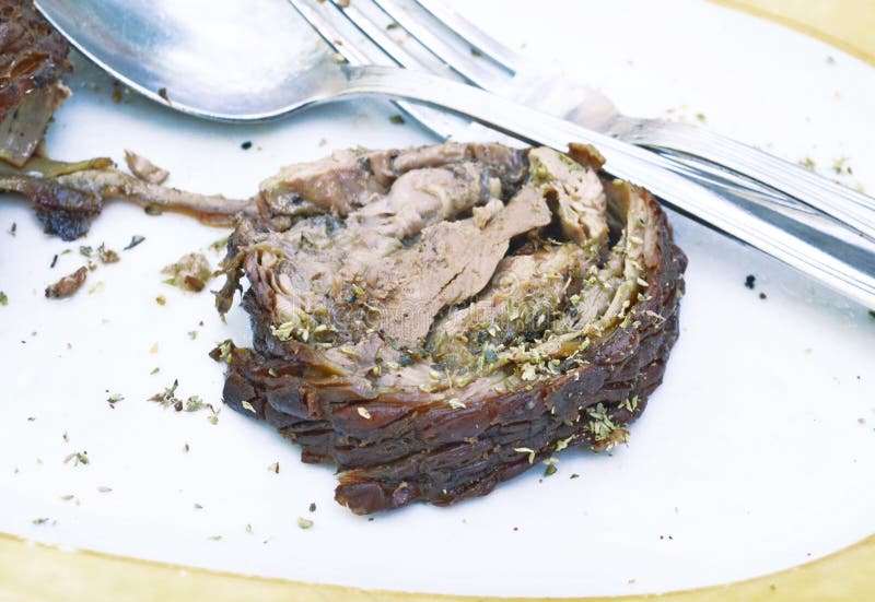 Traditionell grekisk kokoretsi - grillat kött av lammet arkivbild Traditionell grekisk kokoretsi - grillat kött av lammet arkivbild