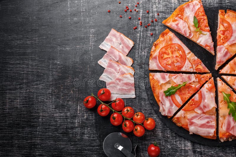 Traditionell italiensk pizza med mozzarellaost, skinka, tomater, peppar, peperonikryddor och ny rucola arkivfoto Traditionell italiensk pizza med mozzarellaost, skinka, tomater, peppar, peperonikryddor och ny rucola arkivfoto