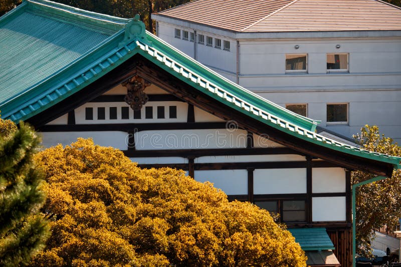 Traditionell japansk byggnad på tokyo imperialpalats territorium. japan