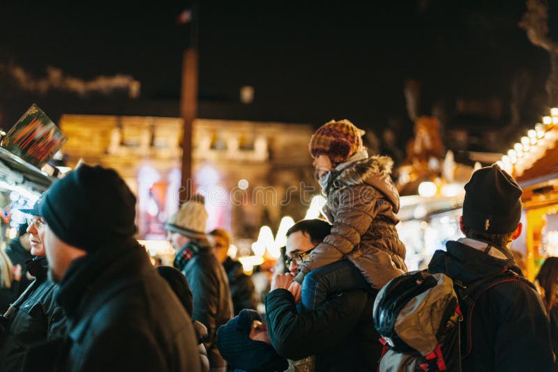 Traditionell jul marknadsför atmosfär i Strasbourg, Frankrike royaltyfria foton Traditionell jul marknadsför atmosfär i Strasbourg, Frankrike royaltyfria foton
