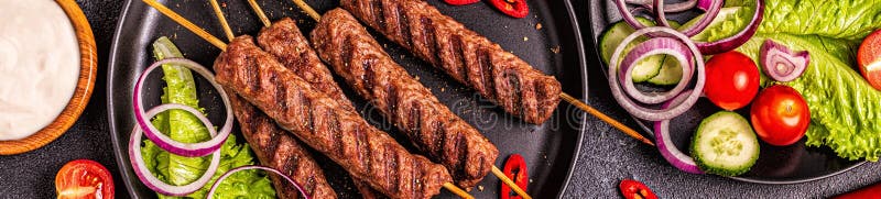 Traditionell köttkebab i mellanöstra, arabiska eller Medelhavsländer med grönsaker och pita arkivfoto Traditionell köttkebab i mellanöstra, arabiska eller Medelhavsländer med grönsaker och pita arkivfoto