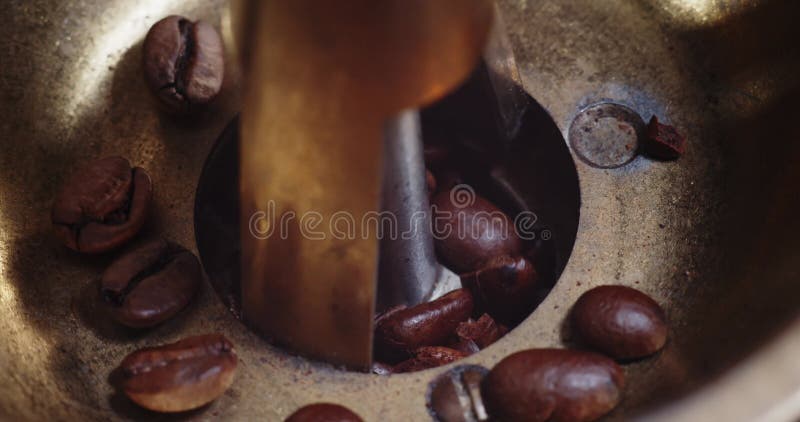 Traditionell manuell kaffekvarn. trä och koppar. kaffebönor kanelkryddor i mörk bakgrund. kamera