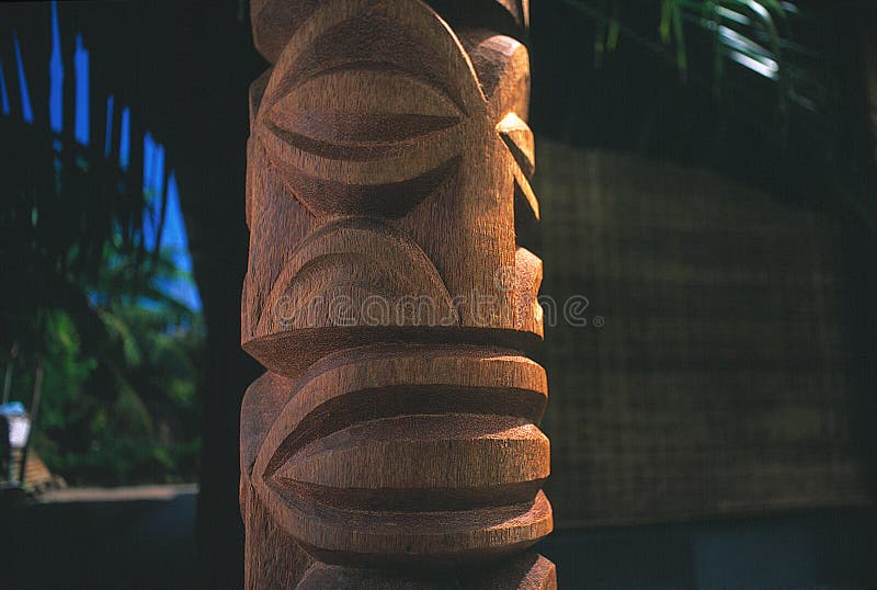 TRADITIONELL MARQUESANSK SKULPTUR I COCONUTHOD I FRANSKA POLYNESIEN royaltyfria bilder TRADITIONELL MARQUESANSK SKULPTUR I COCONUTHOD I FRANSKA POLYNESIEN royaltyfria bilder