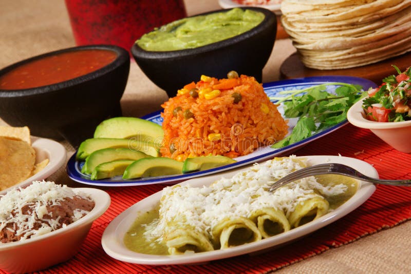 Traditionell matställe för mexikangräsplanenchilada fotografering för bildbyråer Traditionell matställe för mexikangräsplanenchilada fotografering för bildbyråer