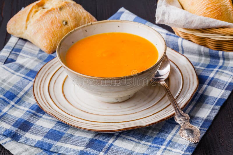 Traditionell pumpasoppa som är hemlagad med bröd royaltyfria foton Traditionell pumpasoppa som är hemlagad med bröd royaltyfria foton