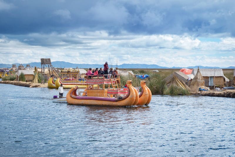 Traditionell by på att sväva öar på sjön Titicaca i Peru arkivbilder Traditionell by på att sväva öar på sjön Titicaca i Peru arkivbilder