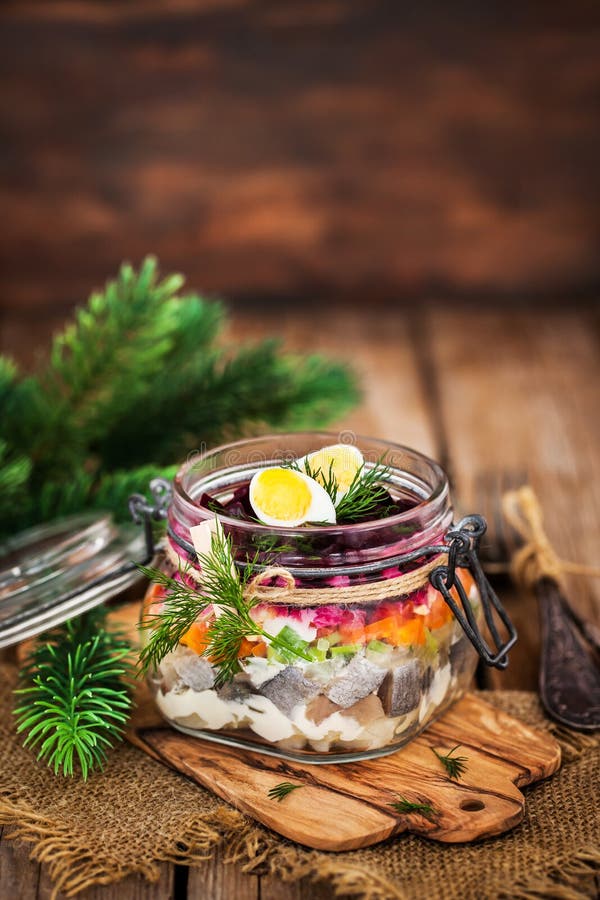 Traditionell rysk i lager betroot- och sillsallad under ett f royaltyfri foto Traditionell rysk i lager betroot- och sillsallad under ett f royaltyfri foto