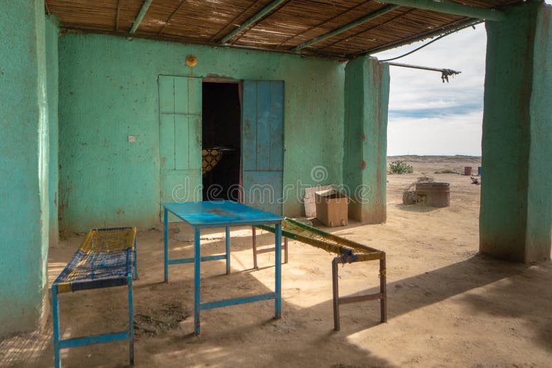Traditionell sudanesisk restaurang var normalt illaluktande bönor och bröd tjänas som royaltyfri foto Traditionell sudanesisk restaurang var normalt illaluktande bönor och bröd tjänas som royaltyfri foto
