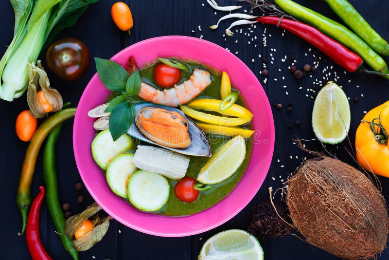 Traditionell thai grön curry med räkan, musslan och grönsaker, fotografering för bildbyråer Traditionell thai grön curry med räkan, musslan och grönsaker, fotografering för bildbyråer
