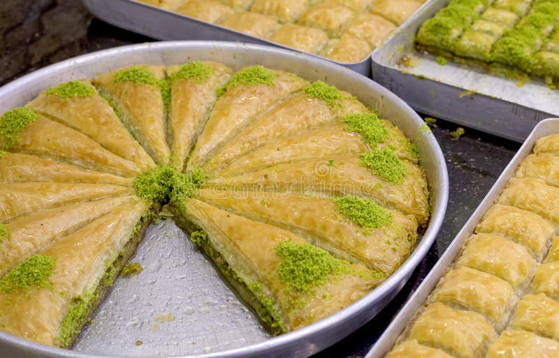 Traditionell turkisk efterrätt; baklava royaltyfri foto Traditionell turkisk efterrätt; baklava royaltyfri foto