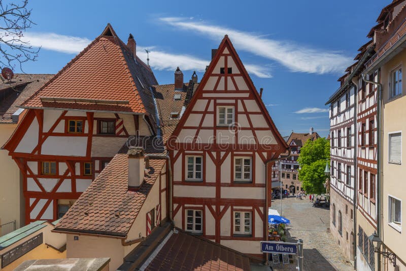 Traditionell tysk halva timrat hus, gammal stad och den fyrkantiga Tiergaertnertorplatzen Nuremberg, Bayern, Tyskland arkivbild Traditionell tysk halva timrat hus, gammal stad och den fyrkantiga Tiergaertnertorplatzen Nuremberg, Bayern, Tyskland arkivbild